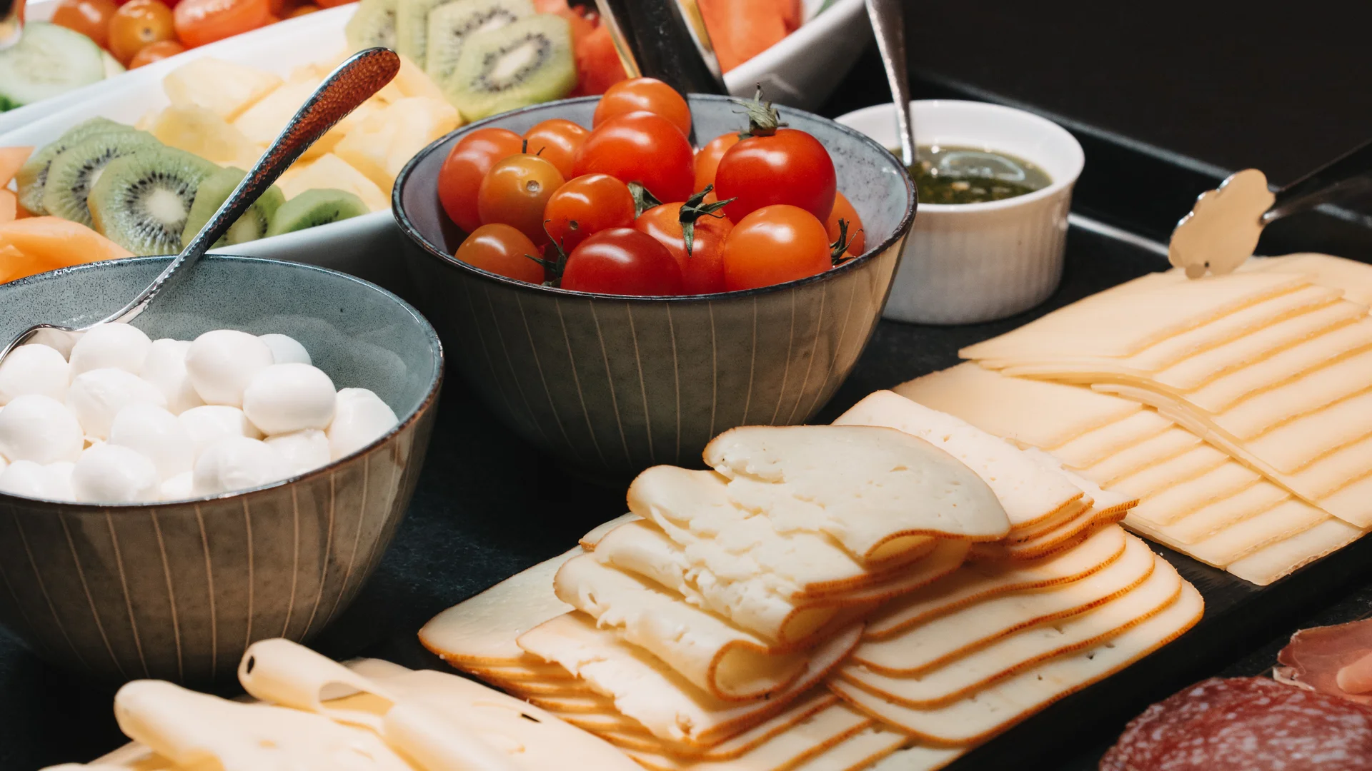 Picture gallery | Hotel Panorama in Lech am Arlberg Breakfast buffet with cheese, cold cuts, tomatoes and fresh fruit