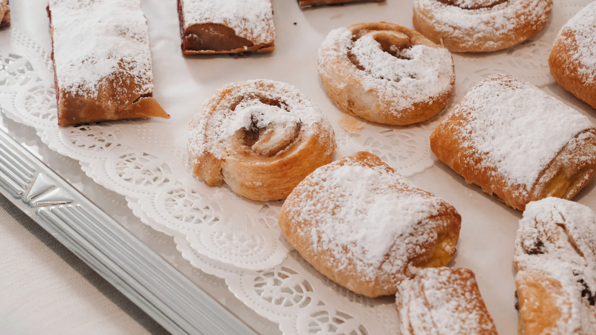 Picture gallery | Hotel Panorama in Lech am Arlberg Assorted pastries dusted with powdered sugar on a tray