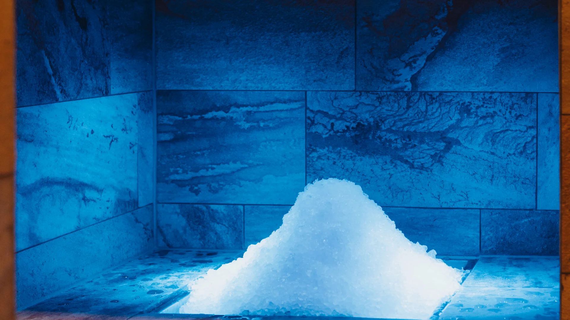 Picture gallery | Hotel Panorama in Lech am Arlberg Blue-lit stone alcove containing a mound of ice