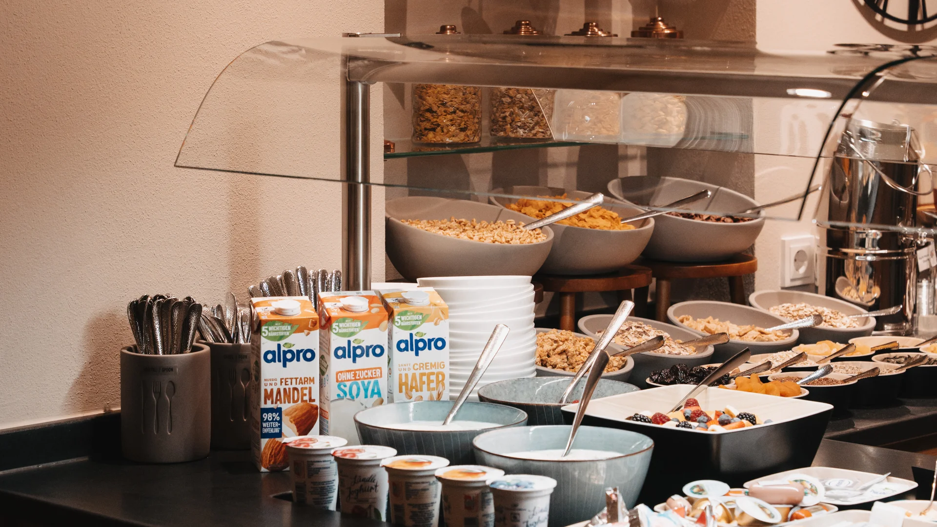Picture gallery | Hotel Panorama in Lech am Arlberg Breakfast buffet with cereal, plant-based drinks, yogurt and fresh fruit