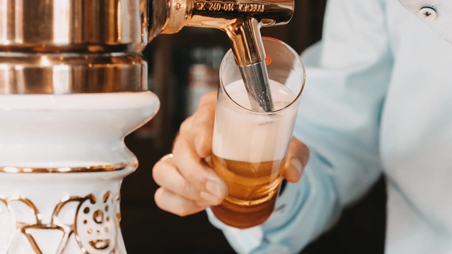Picture gallery | Hotel Panorama in Lech am Arlberg A server pours beer from an ornate tap into a glass
