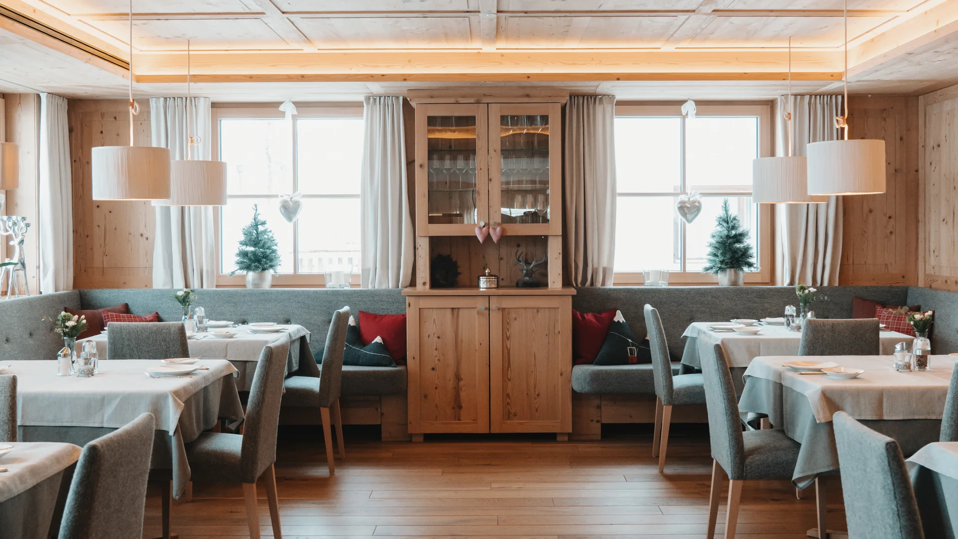Picture gallery | Hotel Panorama in Lech am Arlberg Cosy dining room with wooden floors, set tables and upholstered booths