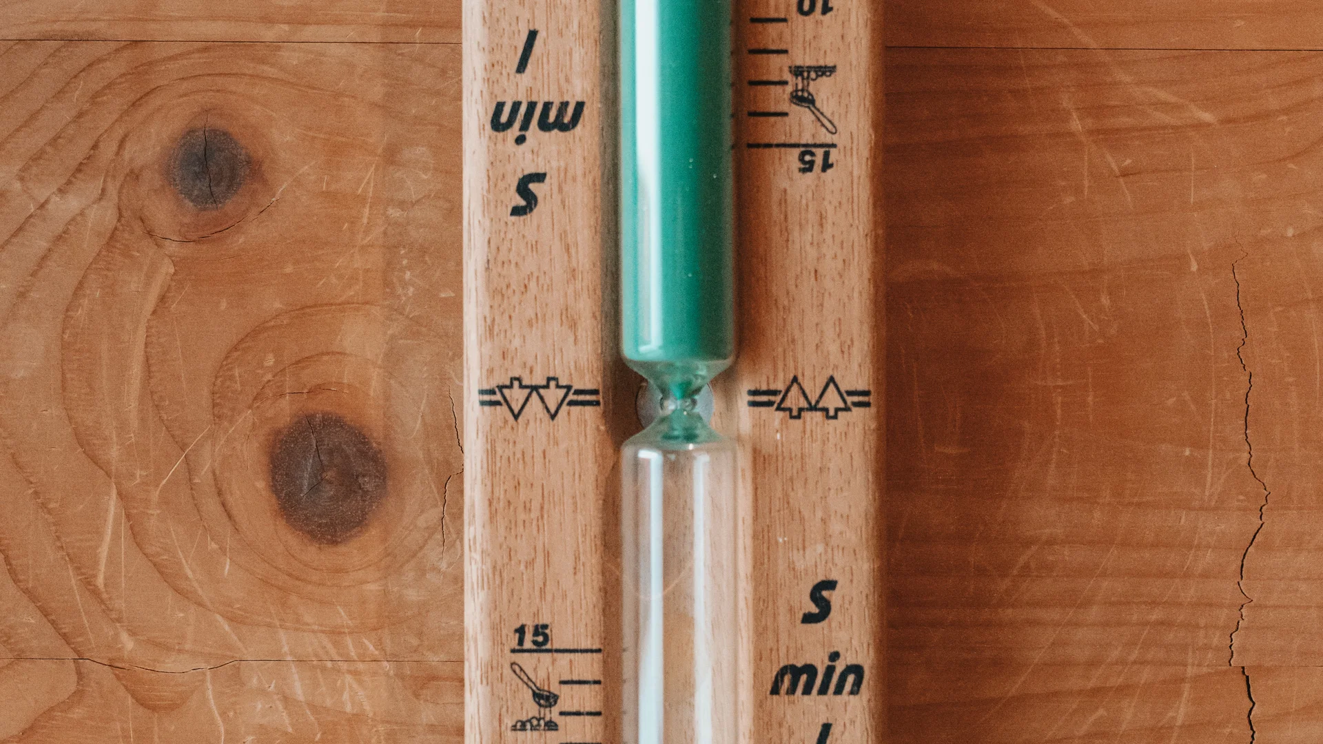 Picture gallery | Hotel Panorama in Lech am Arlberg Wooden hourglass with green filling and minute markings mounted on a wooden wall