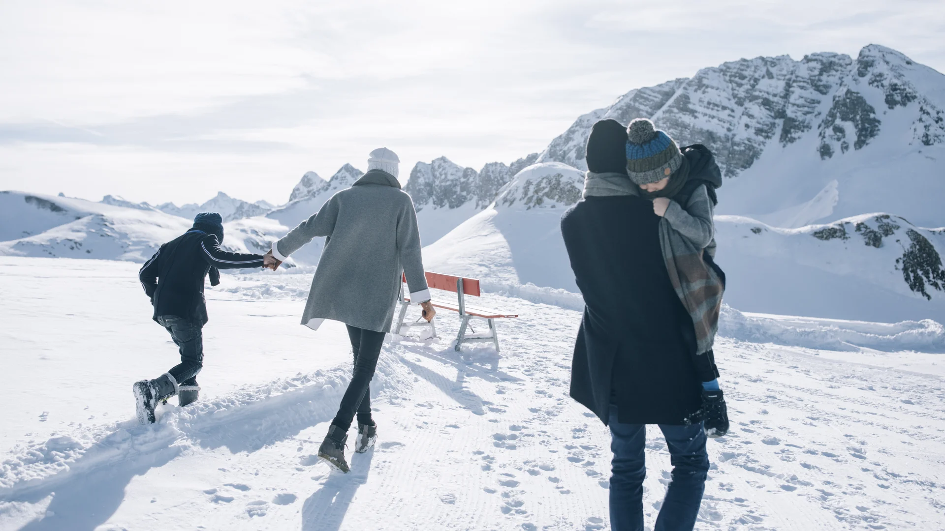 Picture gallery | Hotel Panorama in Lech am Arlberg People enjoy a winter day in the snow with mountains in the background
