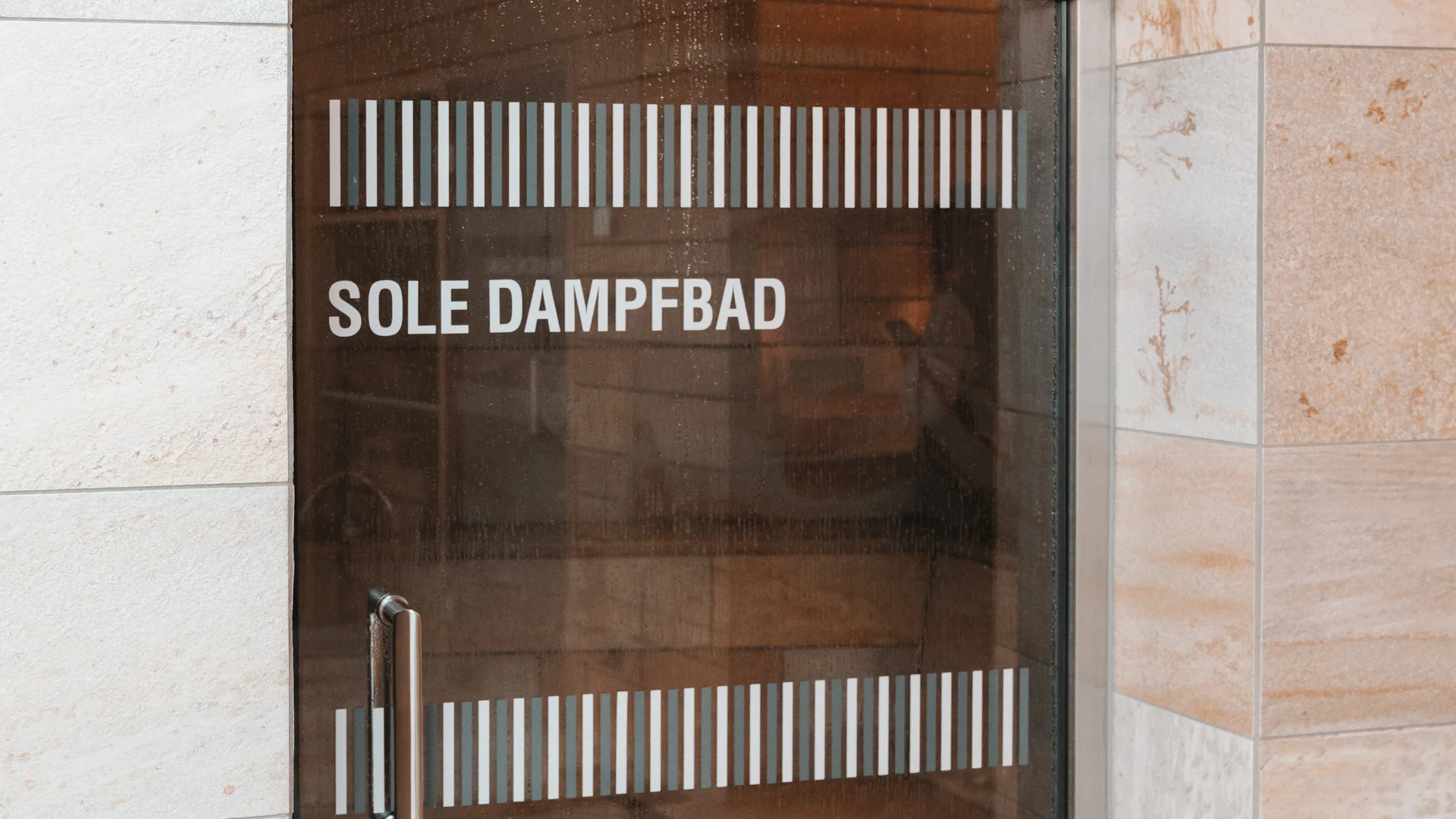 Picture gallery | Hotel Panorama in Lech am Arlberg Glass door to the brine steam bath in a tiled wellness area